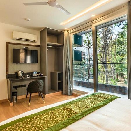 Hotel Mayur At Cr Park Nuova Delhi Esterno foto