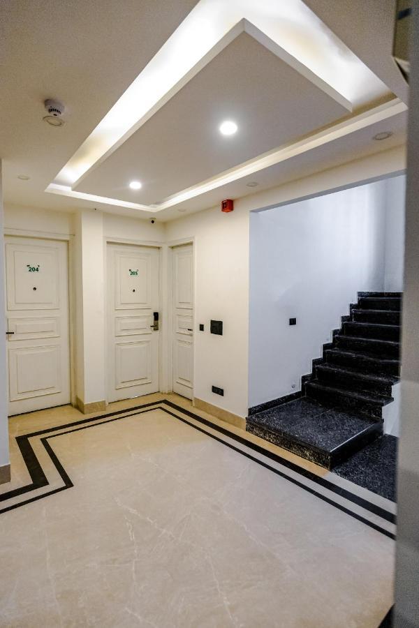 Hotel Mayur At Cr Park Nuova Delhi Esterno foto
