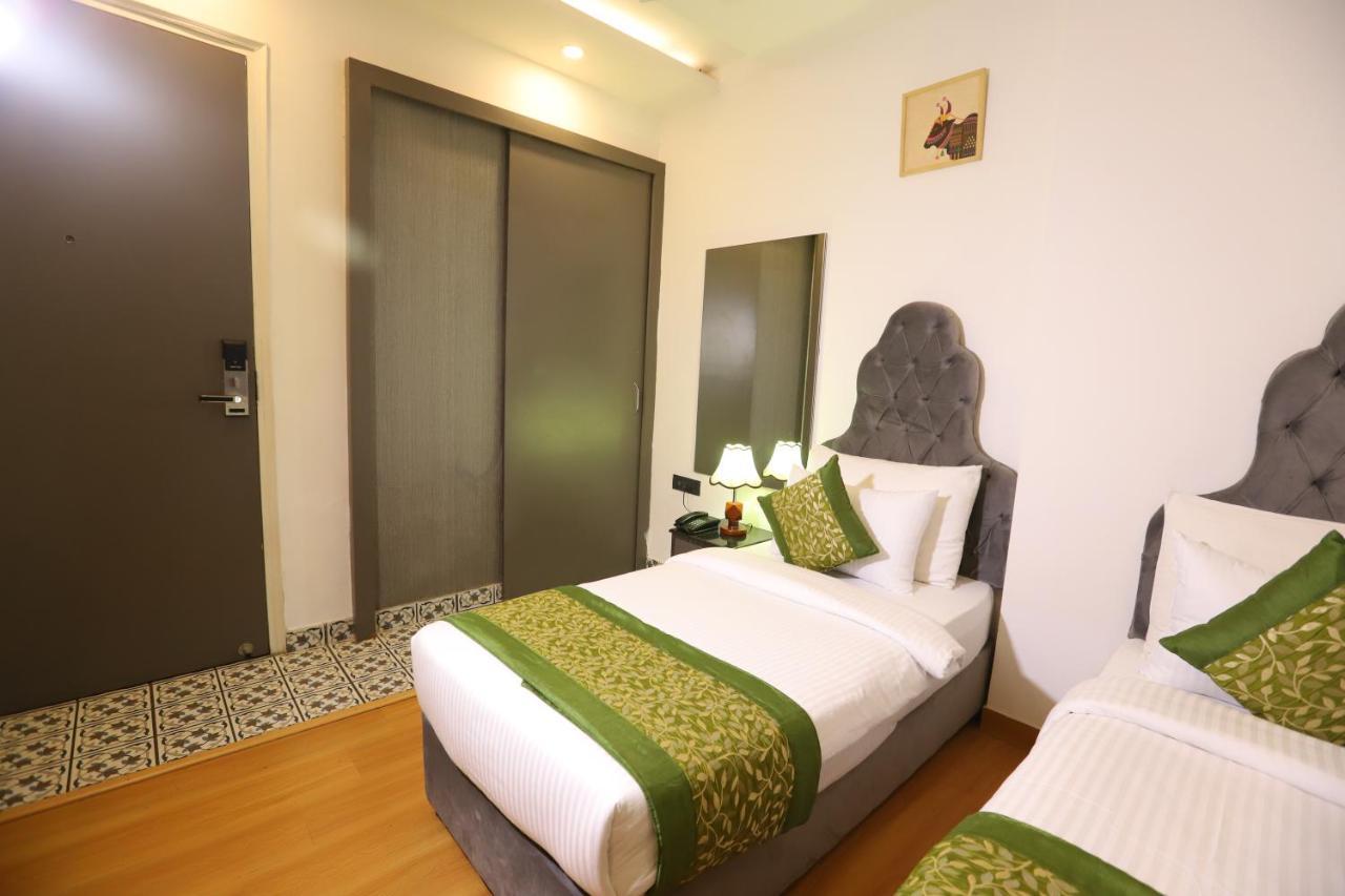 Hotel Mayur At Cr Park Nuova Delhi Esterno foto