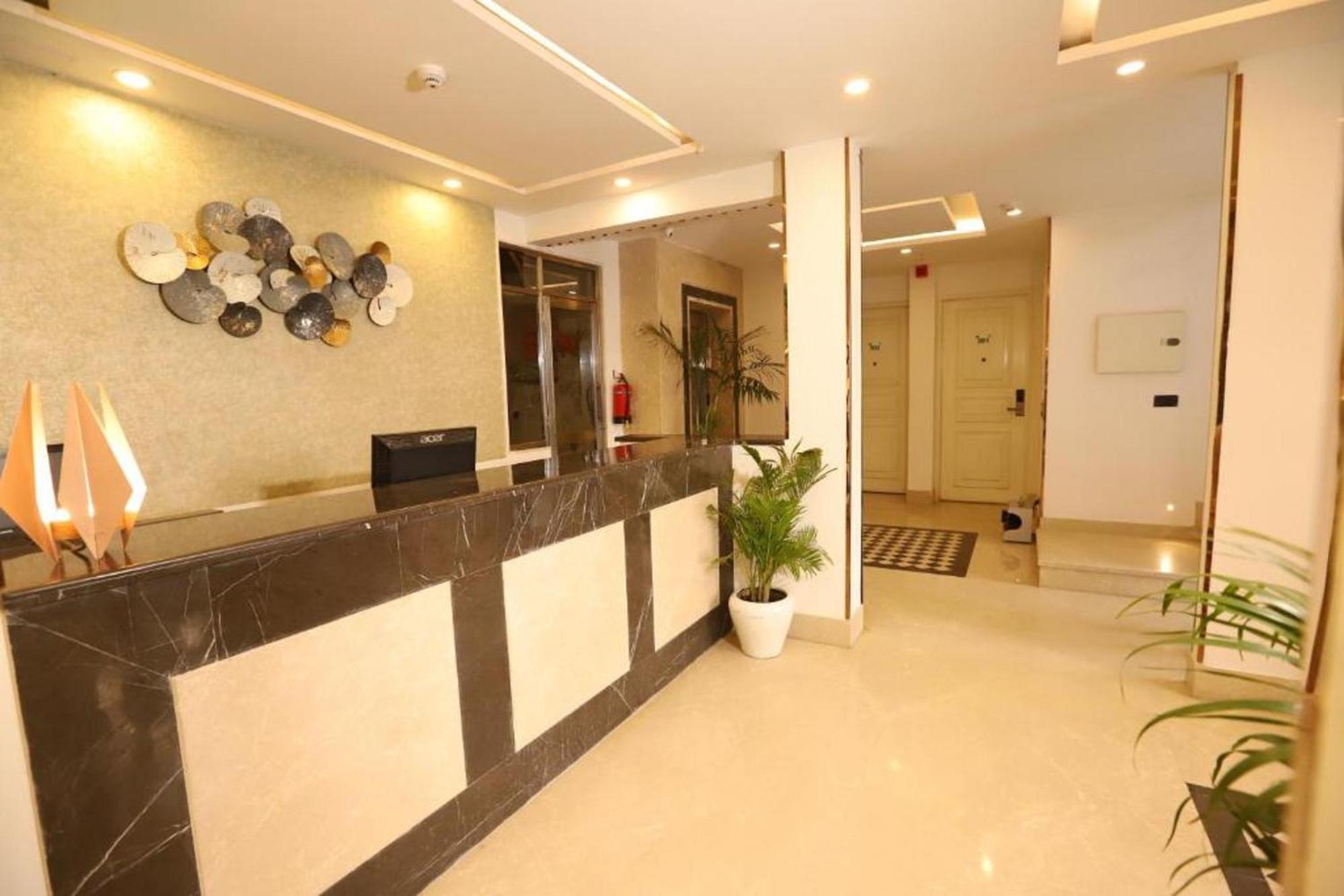 Hotel Mayur At Cr Park Nuova Delhi Esterno foto