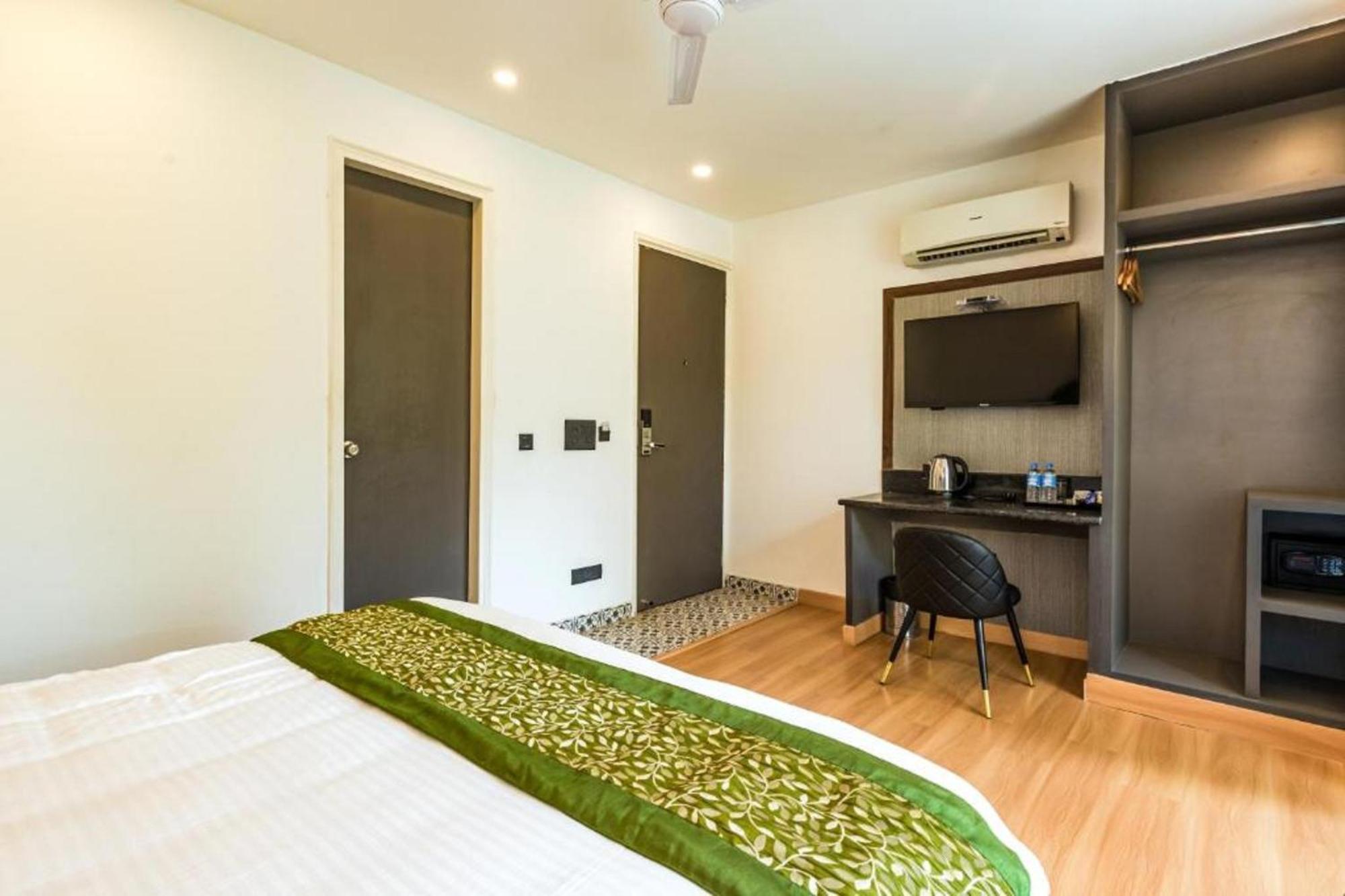 Hotel Mayur At Cr Park Nuova Delhi Esterno foto