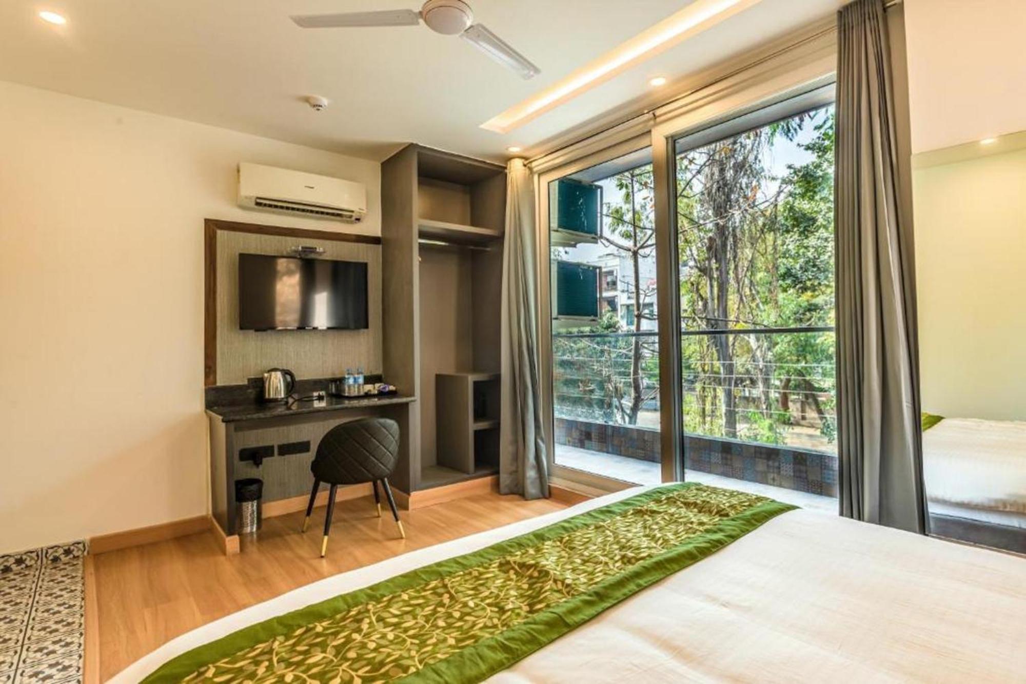 Hotel Mayur At Cr Park Nuova Delhi Esterno foto